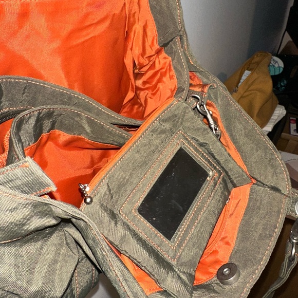 Baggallini green and orange purse with lots of pockets and fun features! - Picture 6 of 8